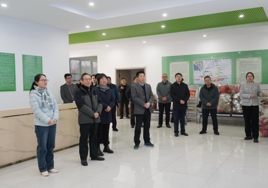 校党委书记柳和生，校党委副书记、校长徐长节，校党委副书记罗文俊一行赴关山村智慧农业产业园调研走访