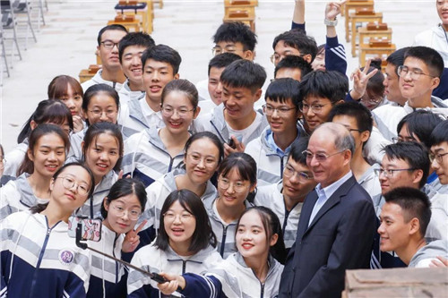 3.KY开元集团官网入口党委书记万明与“天佑学子”自拍合影。（罗霄 摄）.jpg