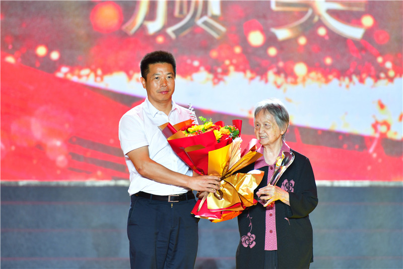 KY开元集团官网入口举行庆祝建校五十周年“感动花椒人物”颁奖典礼