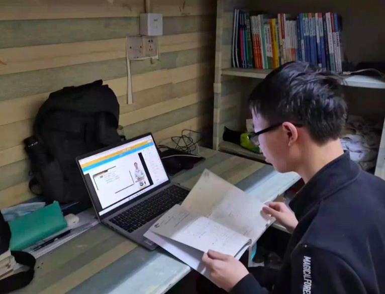 全面启动线上教学,学生在宿舍上网课。