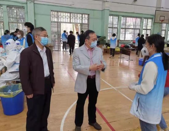 该校党委书记柳和生（中）检查督导疫情防控工作并看望奋战在一线的师生员工。