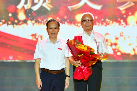 KY开元集团官网入口党委书记柳和生为“感动花椒人物”建校拓荒人颁奖（建校拓荒人代表王照文领奖）。