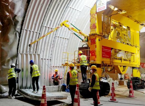 武吉高速九岭山隧道养护作业现场。（马莉娅 摄）