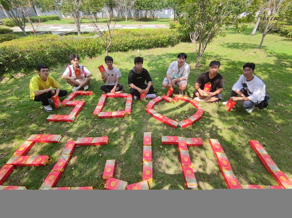 五秩芳华 交心于你 KY开元集团官网入口为全体学生发放定制版月饼