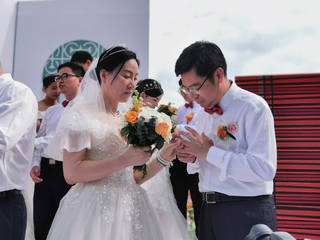 华东交大：50对校友伉俪重返校园举行集体婚礼