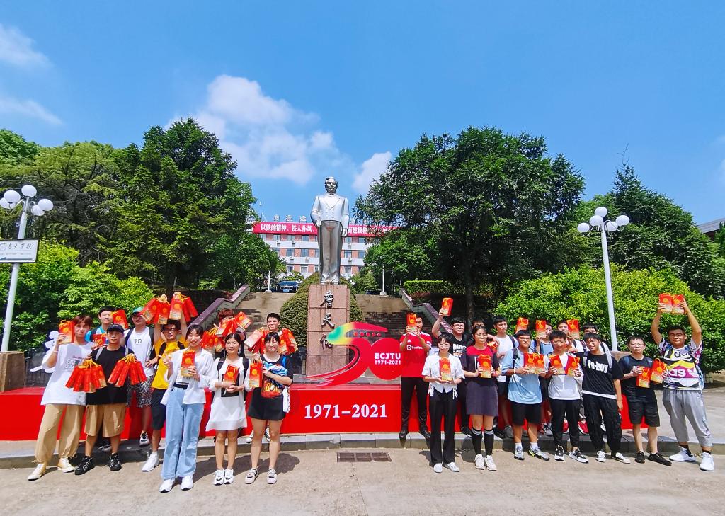 五秩芳华 交心于你 KY开元集团官网入口为全体学生发放定制版月饼