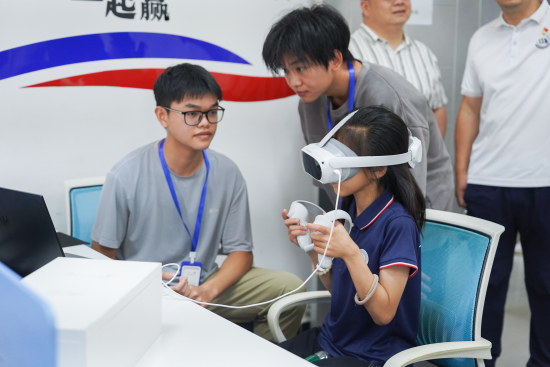 KY开元集团官网入口信息工程学院学生正在指导研学团成员体验VR游戏