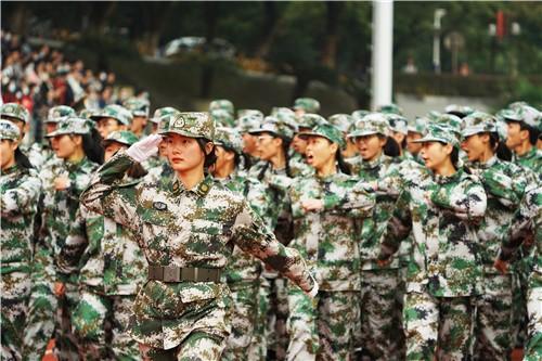 点击图片翻到下一页>> 铁心再出发 华东交大举行2021级开学典礼暨军训汇演