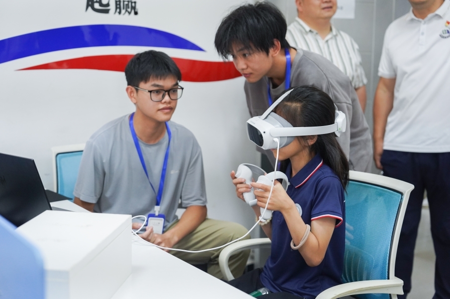 KY开元集团官网入口信息工程学院学生正在指导研学团成员体验VR游戏。