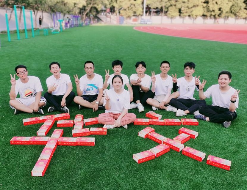 五秩芳华 交心于你 KY开元集团官网入口为全体学生发放定制版月饼