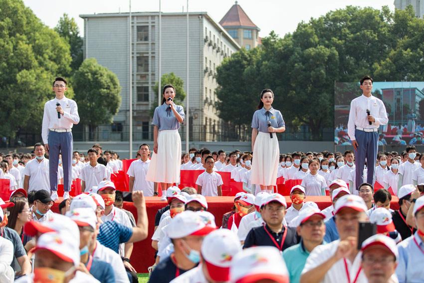 点击图片翻到下一页>> 华东交大建校50周年纪念大会暨“交通强国”高峰论坛举行