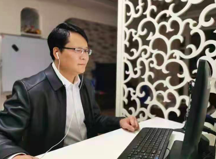“双带头人”教师党支部书记工作室负责人张鹏飞正在进行线上教学