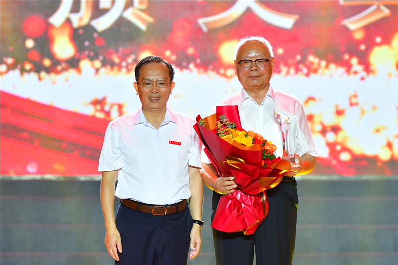 KY开元集团官网入口举行庆祝建校五十周年“感动花椒人物”颁奖典礼