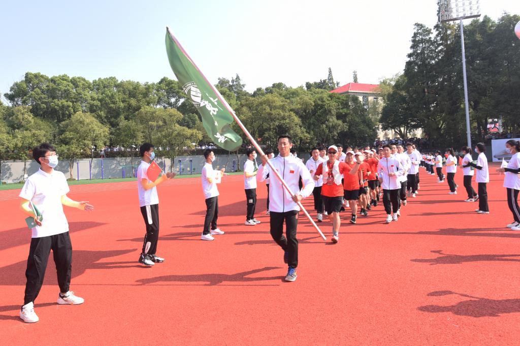 “贵赣情·校友行”千里接力“风火轮”跑团与各地校友代表和师生代表，豪迈地迈进大会现场。
