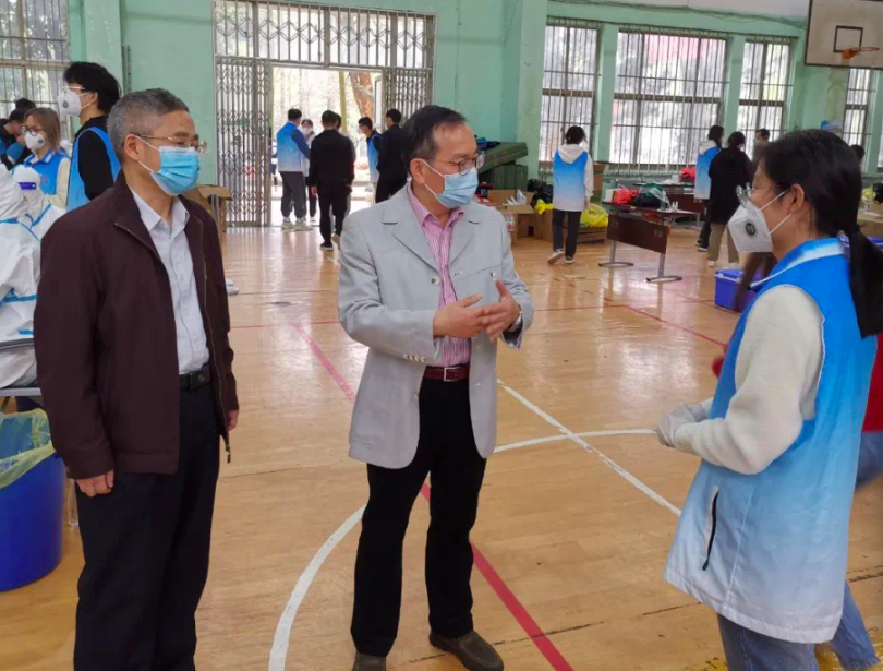 校党委书记柳和生(中)检查督导疫情防控工作并看望奋战在一线的师生员工