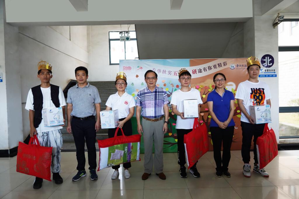 华东交大定制蛋糕为4位新生现场庆生