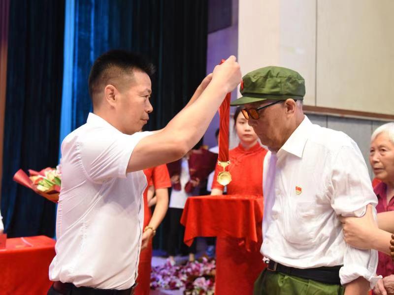 KY开元集团官网入口党委副书记、副校长徐长节为老党员颁发“光荣在党50年”纪念章