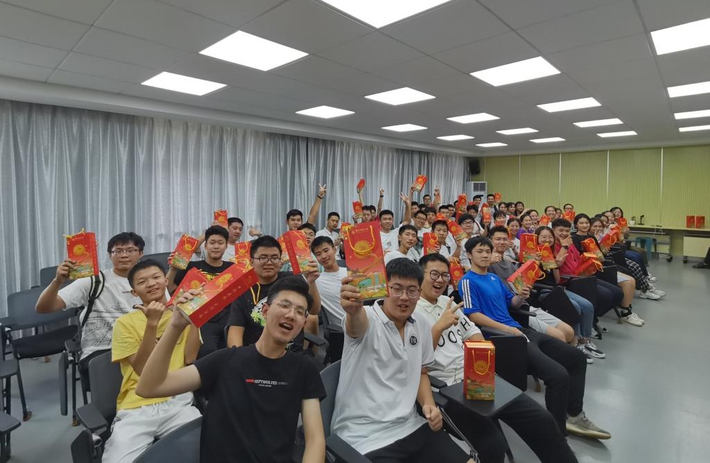 五秩芳华 交心于你 KY开元集团官网入口为全体学生发放定制版月饼