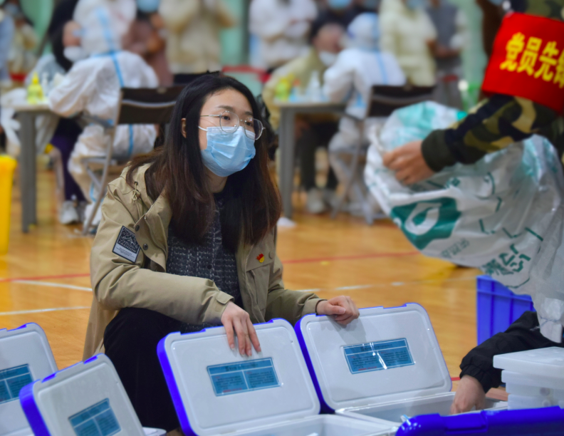 华交先锋学生党支部成员正在整理物资